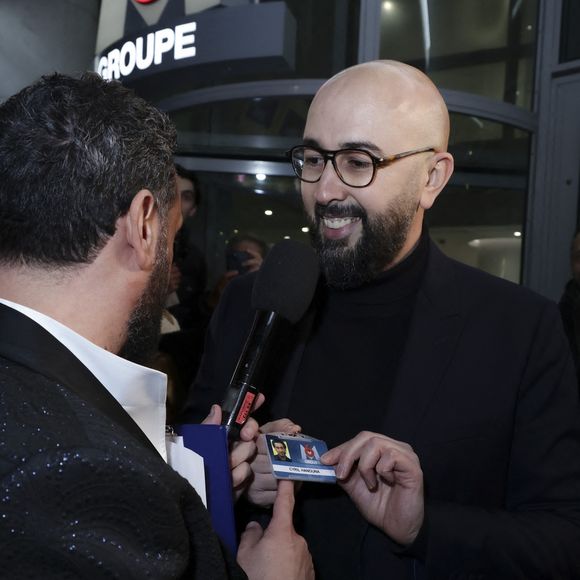 Exclusif - Cyril Hanouna se fait remettre son bagde de collaborateur du Groupe M6 par un des responsables de la sécurité - Les chroniqueurs et les invités quittent la dernière émission "Touche pas à mon poste" (TPMP) en bus pour se rendre devant le siège du groupe M6 à Neuilly-sur-Seine le 27 février 2025. © Jack Tribeca/Bestimage