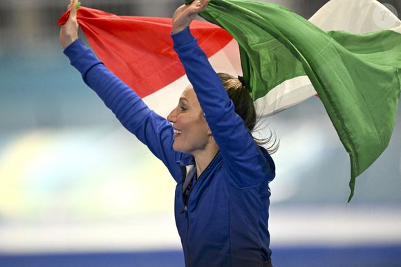 Sur le 3 000 mètres de patinage de vitesse, elle a surclassé toutes ses concurrentes en battant le record olympique.

Francesca Lollobrigida de l'Italie célèbre après la finale du 3000m féminin de patinage de vitesse aux Jeux Olympiques d'hiver de 2026 de Milan-Cortina à Milan, Italie, le 7 février 2026. Photo par Xinhua/ABACAPRESS.COM/Wu Wei)