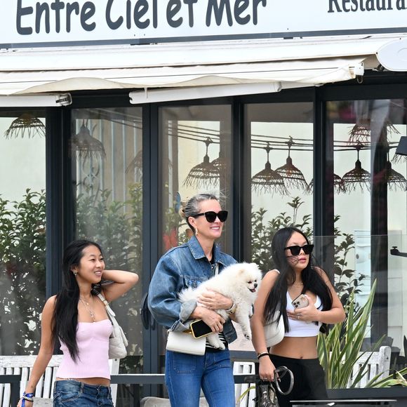 Jade aurait enlacé sa maman à son arrivée à Saint Barth avant de prendre dans ses bras le gérant de "Chez Bob", célèbre restaurant situé à Saint-Palais-sur-Mer, en Charente-Maritime.

Exclusif -Laeticia Hallyday et ses filles Jade et Joy (qui résident depuis quelques jours dans la propriété familiale du Cap-d'Ail) arrivent à Marseillan pour déjeuner avec Elyette Boudou "Mamie Rock" (qui fêtera ses 89 ans le 5 juillet prochain), accompagné de son père André Boudou et sa fille Alcéa (demi soeur de Laeticia). Toute la famille est allée déjeuner à la crêperie "La Maison de Camille" à Marseillan, France, le 2 juillet 2024.
