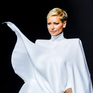 Depuis le début de sa carrière, le mannequin a toujours arboré une longue chevelure blonde

Adriana Karembeu - Défilé Stéphane Rolland "Collection Haute Couture Printemps/Eté 2026" lors de la Fashion Week de Paris (PFW) au Cirque d'Hiver Bouglione, à Paris, France, le 27 janvier 2026. Bestimage