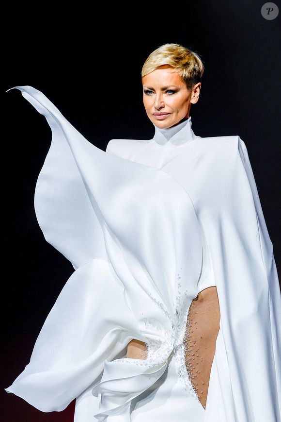 Depuis le début de sa carrière, le mannequin a toujours arboré une longue chevelure blonde

Adriana Karembeu - Défilé Stéphane Rolland "Collection Haute Couture Printemps/Eté 2026" lors de la Fashion Week de Paris (PFW) au Cirque d'Hiver Bouglione, à Paris, France, le 27 janvier 2026. Bestimage