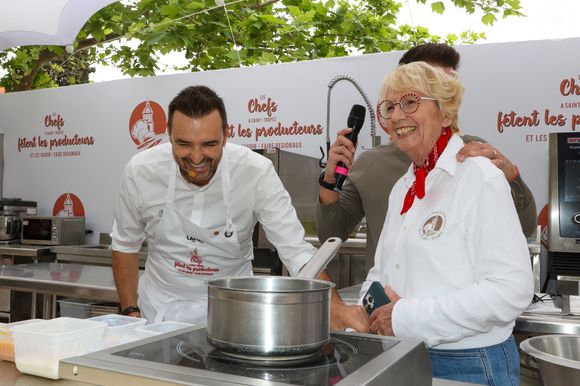Elle a décrit leur complicité et leur amitié de longue date.

 Inauguration de la 5e édition,  les Chefs et les producteurs se retrouvent sur la place des Lices à Saint-Tropez, le 3 mai 2025. Le chef Cyril Lignac fait une démonstration de Pâtisserie...et retrouve Mercotte. ©Jean-Marc Lhomer / Bestimage.