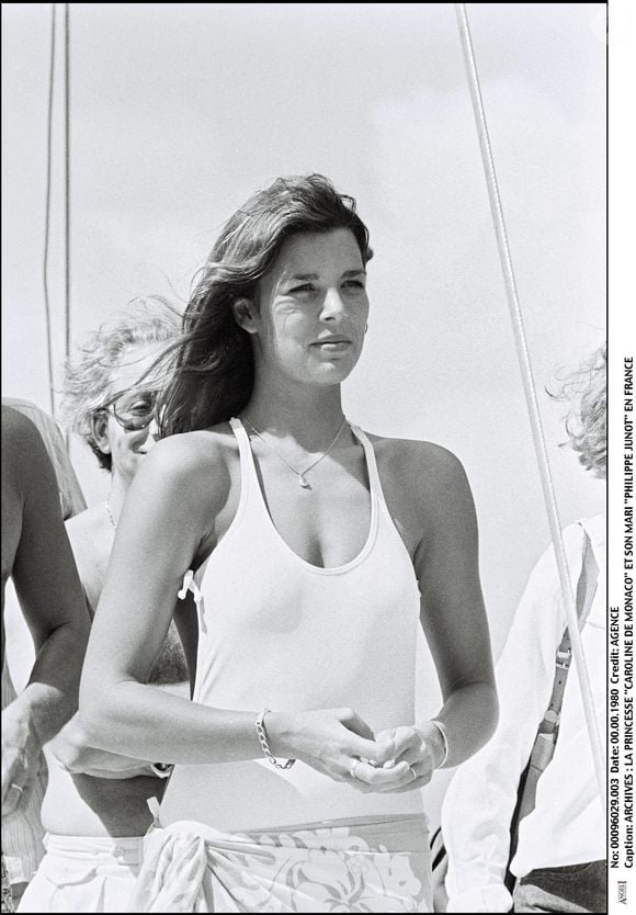 Archives : La Princesse Caroline de Monaco et son mari Philippe Junot en France. Caroline porte une tenue élégante avec un collier bijou. Décembre 1978.
©AGENCE / BESTIMAGE