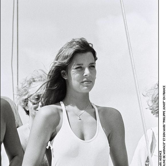 Archives : La Princesse Caroline de Monaco et son mari Philippe Junot en France. Caroline porte une tenue élégante avec un collier bijou. Décembre 1978.
©AGENCE / BESTIMAGE
