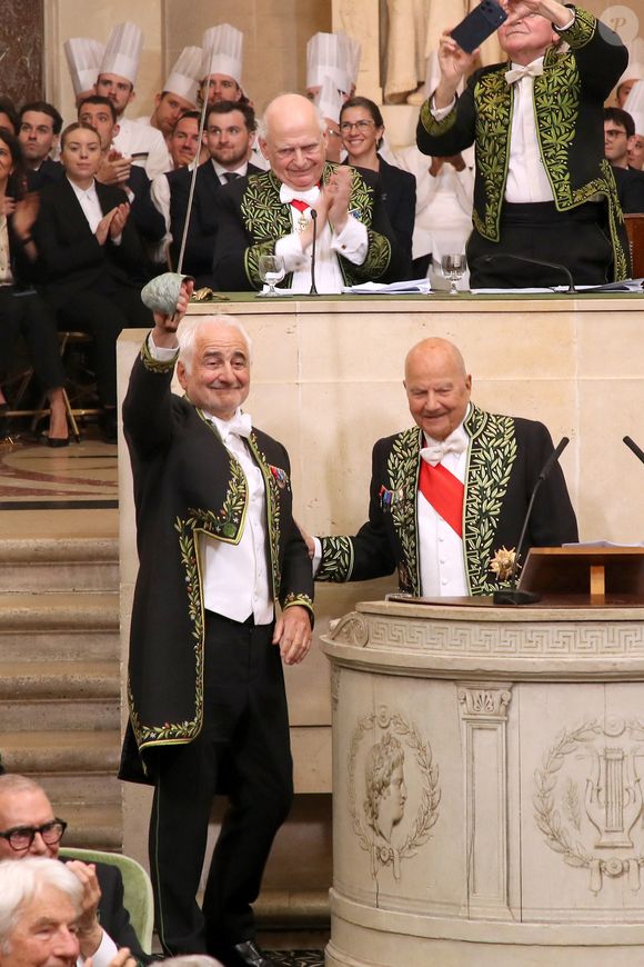 Guy Savoy reçoit son épée des mains de Marc Ladreit de Lacharrière (réalisée dans les ateliers de la Monnaie de Paris et qui a la forme d'un sabre d'abordage, d'une " cuillère à pot " et d'un bâton de randonneur) - Guy Savoy est intronisé à l'Académie des Beaux-Arts, sous la Coupole de l'Institut de France à Paris, France, le 20 Mai 2026.

© Bertrand Rindoff / Bestimage