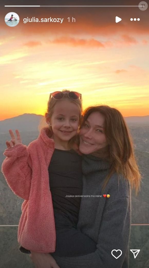 Pour marquer le coup, Giulia Sarkozy a fait une adorable déclaration à sa célèbre génitrice tout en relayant une sublime photo souvenir "Joyeux anniversaire ma reine".

Giulia Sarkozy immortalisée aux côtés de sa maman Carla Bruni (Capture d'écran).