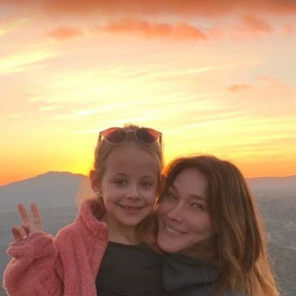 Pour marquer le coup, Giulia Sarkozy a fait une adorable déclaration à sa célèbre génitrice tout en relayant une sublime photo souvenir "Joyeux anniversaire ma reine".

Giulia Sarkozy immortalisée aux côtés de sa maman Carla Bruni (Capture d'écran).
