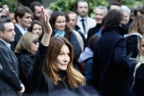 Carla Bruni - La famille et les soutiens de Nicolas Sarkozy se sont réunis devant son domicile le jour de son incarcération à la prison de la Santé à Paris le 21 octobre 2025.

© Moreau / Jacovides / Bestimage