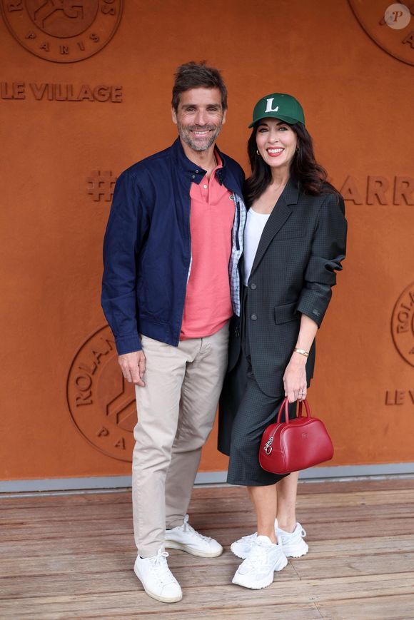 Une vidéo le dévoile d'ailleurs en pleine détente dans l'immense piscine chauffée.

Nolwenn Leroy et son compagnon Arnaud Clément au village lors des Internationaux de France de Tennis de Roland Garros 2025, à Paris, France, le 26 mai 2025. © Jacovides-Moreau/Bestimage