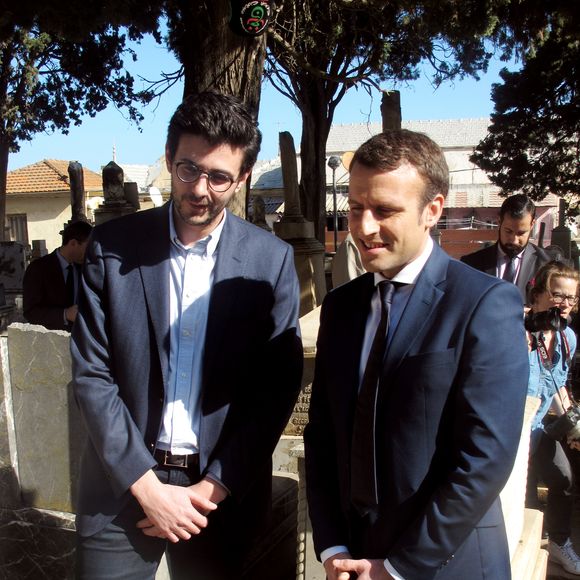Deux ans avant sa mort, la justice a reconnu David Greenwald comme son fils.
Emmanuel Macron, fondateur du mouvement En Marche! et candidat à l'élection présidentielle 2017 fleurit la tombe de l'acteur Roger Hanin au cimetière israélite de Saint-Eugène à Alger le 14 février 2017 avec David Greenwald, le fils de Roger Hanin). 
© Zinedine Zebar / Bestimage