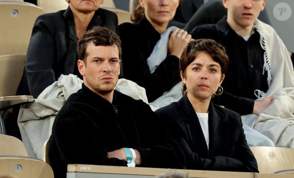 Alice Isaaz et Léo Dussollier dans les tribunes lors de la session du soir des Internationaux de France de Tennis de Roland Garros 2025, à Paris, France, le 4 juin 2025. © Jacovides-Moreau/Bestimage