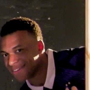En parallèle, Mbappé développe ses activités d’investisseur avec des participations dans Alan, Sorare, le SM Caen et d’autres projets.

La marque de vêtements de sport Nike a dévoilé sa publicité pour la Coupe du monde de la FIFA, mettant en scène les plus grandes stars du football d’hier et d’aujourd’hui, ainsi que des célébrités issues d’autres domaines. Parmi les stars du football figurent Cristiano Ronaldo, Kylian Mbappé, Vinicius Jr et Erling Haaland.
© Nike via Bestimage