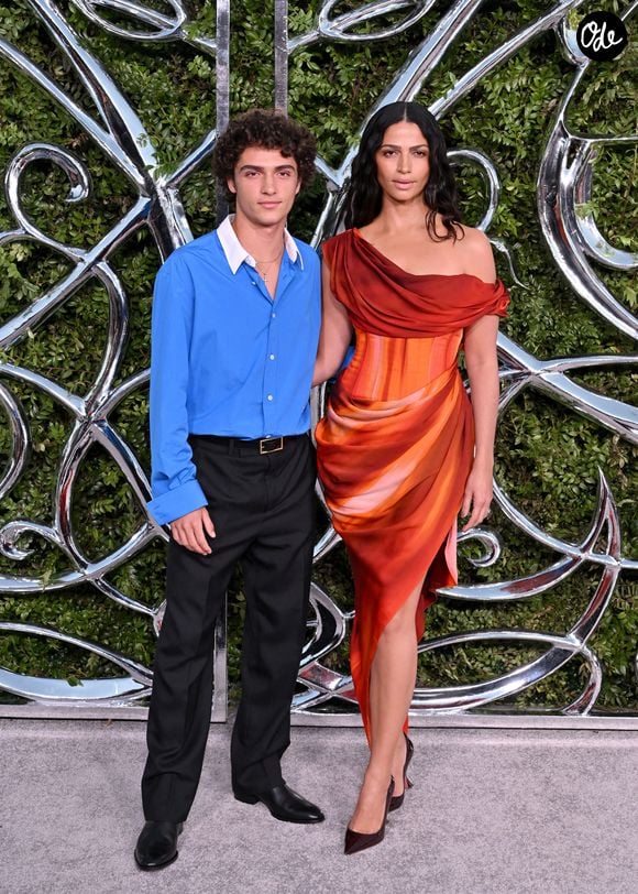 Pour ses grands débuts à Vogue World, Levi McConaughey ne s'est pas contenté de défiler puisqu'il a également esquissé quelques pas de danse lors du tableau baptisé "La Révolution Industrielle".

Levi Alves McConaughey et sa mère Camila Alves lors de la soirée d'ouverture du Lucas Museum of Narrative Art, à Los Angeles, le 19 septembre 2026. © GOFF  / BESTIMAGE