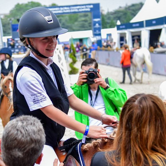 Nicolas Sarkozy, sa femme Carla Bruni et leur fille Giulia Sarkozy après le prix "Kids Cup L’Envol" lors de la 10ème édition du "Longines Paris Eiffel Jumping" à la Plaine de Jeux de Bagatelle, à Paris, le 21 juin 2024. 
Photo : Perusseau-Veeren/Bestimage