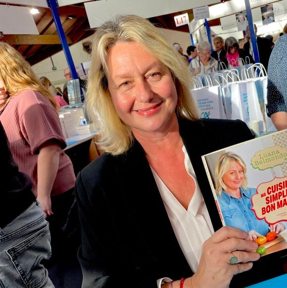 Et de conclure : "Comme par magie, tous les ans je reçois un coup de fil de quelqu’un qui est seul".

Luana Belmondo lors de la 41ème Foire du Livre de Brive dans La Halle Brassens, à Brive-la-Gaillarde, France, le 10 novembre 2023. © Fabien Faure/Bestimage