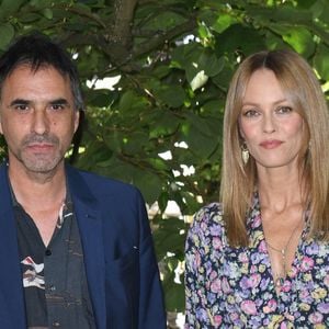 Vanessa Paradis a salué le talent de son époux.

Samuel Benchetrit et Vanessa Paradis - Photocall du film "Cette musique ne joue pour personne" lors du 14ème Festival du Film Francophone d'Angoulême. Le 28 août 2021
© Coadic Guirec / Bestimage