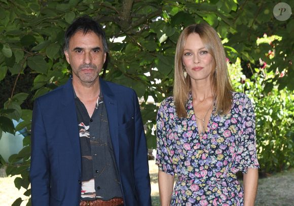Vanessa Paradis a salué le talent de son époux.

Samuel Benchetrit et Vanessa Paradis - Photocall du film "Cette musique ne joue pour personne" lors du 14ème Festival du Film Francophone d'Angoulême. Le 28 août 2021
© Coadic Guirec / Bestimage
