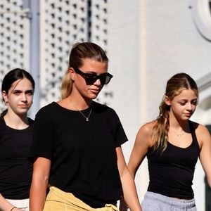 Leur fille aînée, prénommée Harlow Winter Kate et tout juste âgée de 18 ans, se fait d'ordinaire plutôt discrète sur les réseaux sociaux.

EXCLUSIF - Sofia Richie et sa nièce Harlow à Bevely Hills.
Backgrid USA