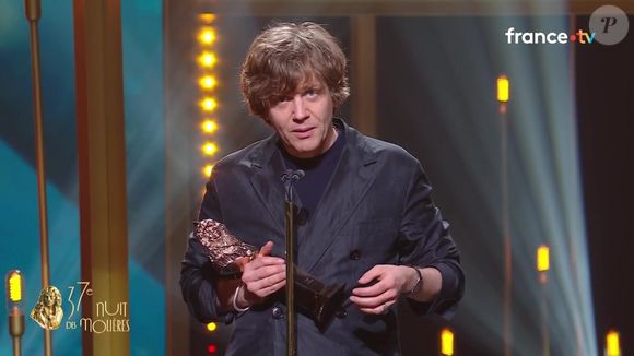 Sur scène, l'artiste a dédié sa victoire à son père disparu il y a trois ans, confiant que ce spectacle était une façon de "l'avoir sur les épaules" et de lui parler chaque soir.