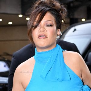 Rihanna (enceinte)  signe des autographes lors du 78ème festival international du film de Cannes pendant que son mari Asap Rocky est sur le tapis rouge du film Highest 2 Lowest le 19 mai 2025.

© Yehiel Chekroune / Bestimage