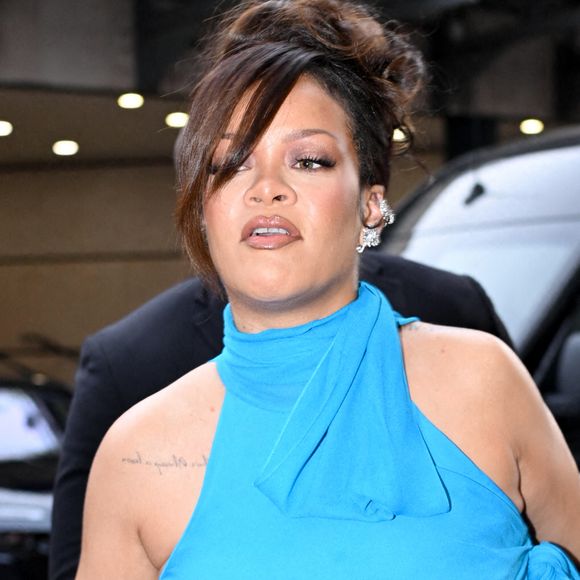 Rihanna (enceinte)  signe des autographes lors du 78ème festival international du film de Cannes pendant que son mari Asap Rocky est sur le tapis rouge du film Highest 2 Lowest le 19 mai 2025.

© Yehiel Chekroune / Bestimage