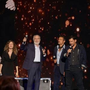 Exclusif - Bernard Le Coq, et les comédiens d’Une Famille Formidable, pour les surprises lors de l'enregistrement de l'émission "La Boîte à secrets", présentée par F.Bollaert et diffusée le 10 octobre 2025 sur France 3, dans les studios du Lendit à Saint-Denis, Seine Saint-Denis, France, le 22 septembre 2025. © Jack Tribeca/Bestimage