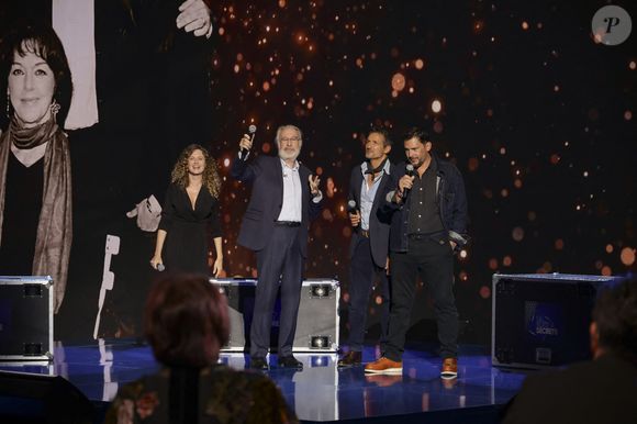 Exclusif - Bernard Le Coq, et les comédiens d’Une Famille Formidable, pour les surprises lors de l'enregistrement de l'émission "La Boîte à secrets", présentée par F.Bollaert et diffusée le 10 octobre 2025 sur France 3, dans les studios du Lendit à Saint-Denis, Seine Saint-Denis, France, le 22 septembre 2025. © Jack Tribeca/Bestimage