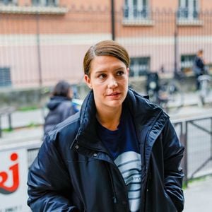 Adèle Exarchopoulos arrive pour la promotion de son dernier film "Chien 51" dans les studios de NRJ pour l'émission de radio sur Camille Combal sur NRJ à Paris, France, le 13 octobre 2025. © Julien Sarkissian/Bestimage