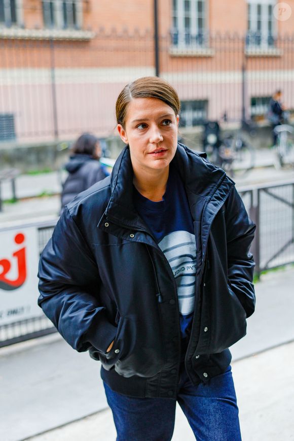 Adèle Exarchopoulos arrive pour la promotion de son dernier film "Chien 51" dans les studios de NRJ pour l'émission de radio sur Camille Combal sur NRJ à Paris, France, le 13 octobre 2025. © Julien Sarkissian/Bestimage