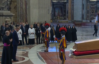 Le prince William se recueille devant le cercueil du pape François avec le Premier ministre britannique Keir Starmer