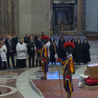 A Rome, le prince William honore le pape François sans Kate Middleton mais il est loin d'être seul