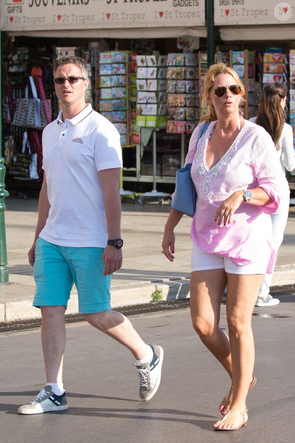 Ralf Schumacher se promène avec une amie dans les rues de Saint-Tropez, le 30 juin 2015. @JACOVIDES-MOREAU / BESTIMAGE