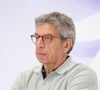 "J’ai passé la pratique, j’ai pas fait la théorie encore parce que la théorie, c’est un jour tous les ans et ça tombe toujours pendant mes tournages. Mais j’ai passé la pratique qui est le plus important et qui est le plus fort coefficient. La théorie franchement, pour ne pas l’avoir, faut pas savoir lire".

Michel Cymes - Personnalités au sommet ChangeNOW 2026 au Grand Palais le 1er avril 2026. © Anne-Sophie Guebey / Bestimage
