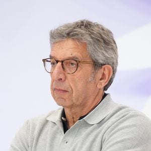 "J’ai passé la pratique, j’ai pas fait la théorie encore parce que la théorie, c’est un jour tous les ans et ça tombe toujours pendant mes tournages. Mais j’ai passé la pratique qui est le plus important et qui est le plus fort coefficient. La théorie franchement, pour ne pas l’avoir, faut pas savoir lire".
Michel Cymes - Personnalités au sommet ChangeNOW 2026 au Grand Palais le 1er avril 2026. © Anne-Sophie Guebey / Bestimage