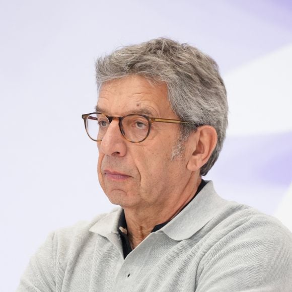 "J’ai passé la pratique, j’ai pas fait la théorie encore parce que la théorie, c’est un jour tous les ans et ça tombe toujours pendant mes tournages. Mais j’ai passé la pratique qui est le plus important et qui est le plus fort coefficient. La théorie franchement, pour ne pas l’avoir, faut pas savoir lire".

Michel Cymes - Personnalités au sommet ChangeNOW 2026 au Grand Palais le 1er avril 2026. © Anne-Sophie Guebey / Bestimage