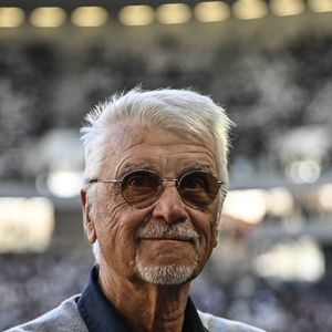 Le sélectionneur de l'équipe de France a été surpris et très ému par la diffusion d'un message vocal de son ancien entraîneur, Aimé Jacquet.

Aimé Jacquet - Les anciens joueurs du Football Club des Girondins de Bordeaux fêtent le 140ème anniversaire du club à Bordeaux le 17 octobre 2021.  
Thierry Breton / Panoramic / Bestimage