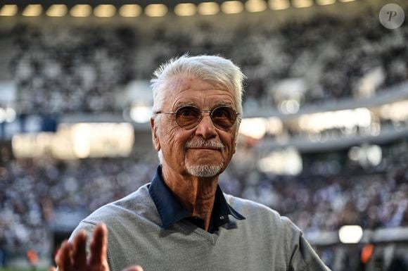 Le sélectionneur de l'équipe de France a été surpris et très ému par la diffusion d'un message vocal de son ancien entraîneur, Aimé Jacquet.

Aimé Jacquet - Les anciens joueurs du Football Club des Girondins de Bordeaux fêtent le 140ème anniversaire du club à Bordeaux le 17 octobre 2021.  
Thierry Breton / Panoramic / Bestimage