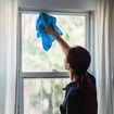 Marre des traces de chiffon sur vos carreaux ? Cette astuce moderne va vous faire retrouver des vitres complètement transparentes chez vous