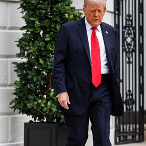 Donald Trump sera présent au Royaume-Uni dans les prochains jours.

Le président Donald Trump quitte la Maison Blanche à Washington DC, en route vers New York pour assister à la finale masculine de l'US Open de tennis, le dimanche 7 septembre 2025.  © UPI/ABACA