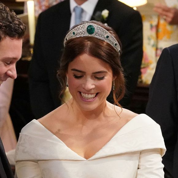 La princesse Eugenie et son mari Jack Brooksbank privilégient une vie familiale discrète, loin des projecteurs.

La princesse Eugenie d'York (robe Peter Pilotto) et Jack Brooksbank - Cérémonie de mariage de la princesse Eugenie d'York et Jack Brooksbank en la chapelle Saint-George au château de Windsor, Royaume Uni le 12 octobre 2018. 
Agence / Bestimage