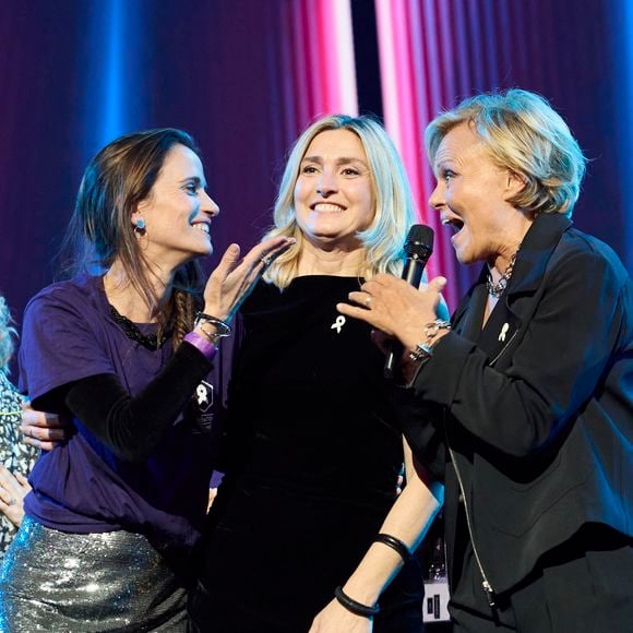 Une soirée importante et engagée

Exclusif - Anne-Cecile Mailfert, Julie Gayet, Muriel Robin - Enregistrement du concert "Nos voix pour toutes", au profit de La fondation des femmes, à l'Adidas Arena à Paris, diffusée le 11 décembre sur TMC
© Cyril Moreau-Coadic Guirec / Bestimage