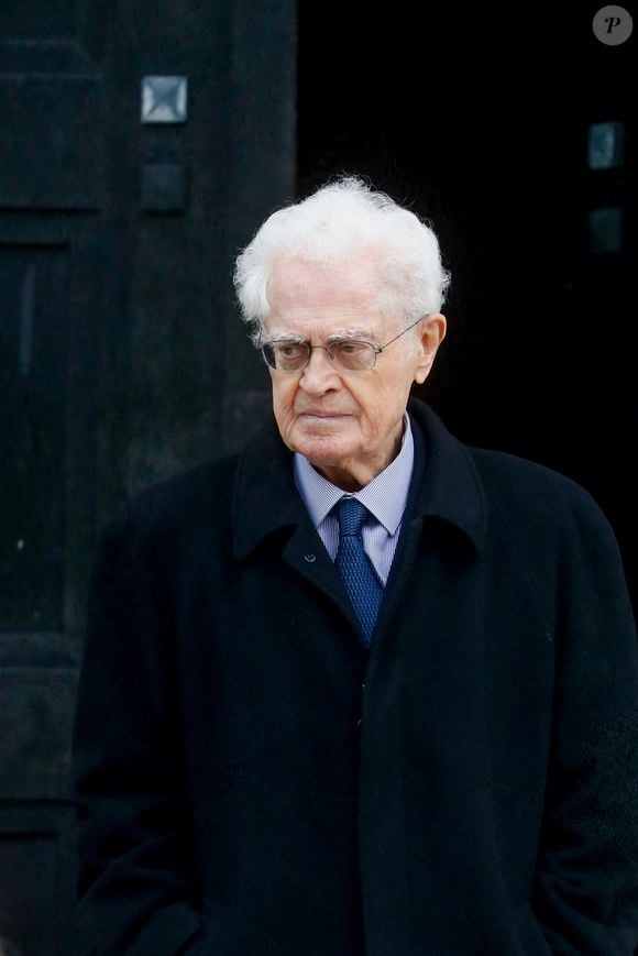 Exclusif - Lionel Jospin - Personnalités à la sortie des obsèques du journaliste Jean-Yves Lhomeau au cimetière du Père Lachaise à Paris. Le 10 octobre 2024
© Christophe Clovis / Bestimage