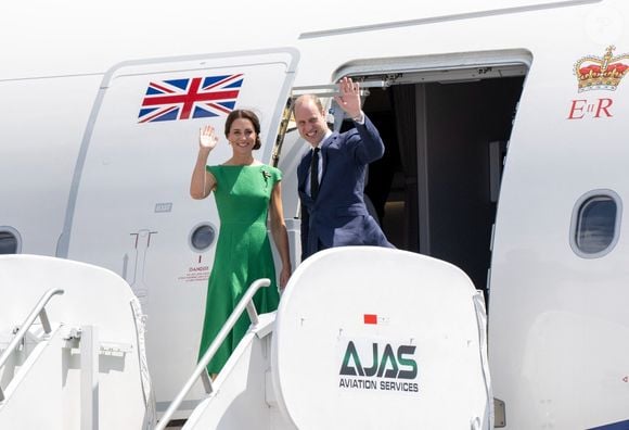 Le couple a mis les voiles vers une île particulière

Le prince William et Catherine (Kate) Middleton quittant la Jamaique depuis l'aéroport international Norman Manley pour se rendre aux Bahamas, dernière étape de leur voyage officiel dans les Caraïbes. Kingston, le 24 mars 2022.
©Backgrid UK/ Bestimage