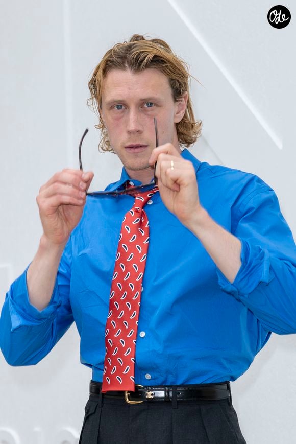 Le vestiaire proposé mise sur la fluidité, le lâcher-prise et des teintes résolument estivales.

Exclusif - George MacKay - Photocall du défilé Celine "Collection Homme Prêt-à-Porter Printemps/Eté 2027" lors de la Fashion Week de Paris, le 27 juin 2026.

© Olivier Borde/Bestimage