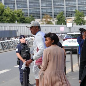 Yannick Noah et sa compagne Malika quittent les épreuves de gymnastique lors des Jeux Olympiques de Paris2024 (JO) le 4 aout 2024. Photo par Backgrid USA / Bestimage