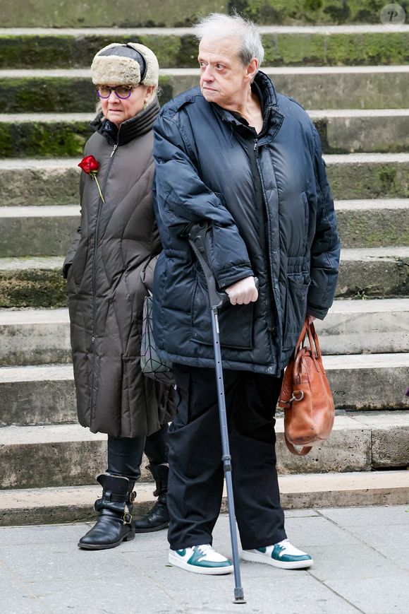 Guy Carlier - Sortie des obsèques de Catherine Laborde en l’église Saint-Roch à Paris, le 6 février 2025. Décédée le 28 janvier 2025 à l'âge de 73 ans, l'ancienne présentatrice météo de TF1 (1988 - 2017) était atteinte de la maladie neurodégénérative à corps de Lewy. 
© Jacovides - Moreau / Bestimage