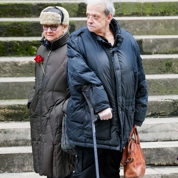 Guy Carlier - Sortie des obsèques de Catherine Laborde en l’église Saint-Roch à Paris, le 6 février 2025. Décédée le 28 janvier 2025 à l'âge de 73 ans, l'ancienne présentatrice météo de TF1 (1988 - 2017) était atteinte de la maladie neurodégénérative à corps de Lewy. 
© Jacovides - Moreau / Bestimage