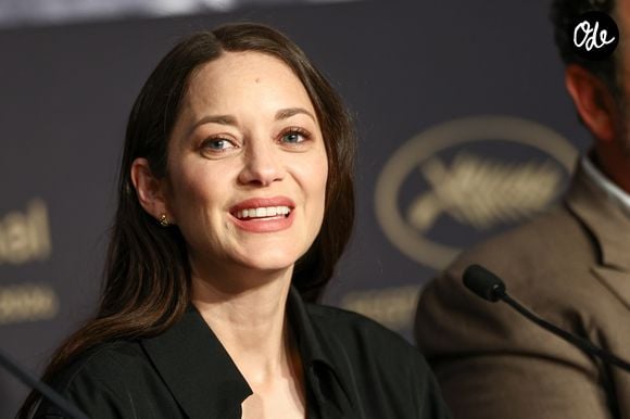Neuf ans après la naissance de leur fille, la première place de Louise au classement des prénoms les plus donnés vient confirmer leur flair infaillible en matière de tendances.

Marion Cotillard lors de la conférence de presse pour le film Karma lors du 79ème Festival International du Film de Cannes le 16 mai 2026.

© Valentina Claret / Pool / Bestimage