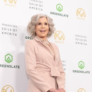 Cette apparition illustre une vision assumée du vieillissement.

JANE FONDA assiste à la 36ème édition des Producers Guild Awards qui se tient au Fairmont Century Plaza à Century City, Californie. © Charlie Steffens/ZUMA Press Wire