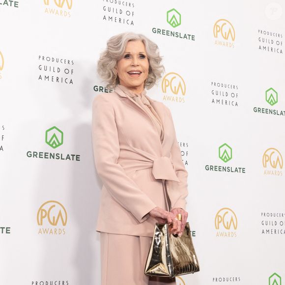 Cette apparition illustre une vision assumée du vieillissement.

JANE FONDA assiste à la 36ème édition des Producers Guild Awards qui se tient au Fairmont Century Plaza à Century City, Californie. © Charlie Steffens/ZUMA Press Wire